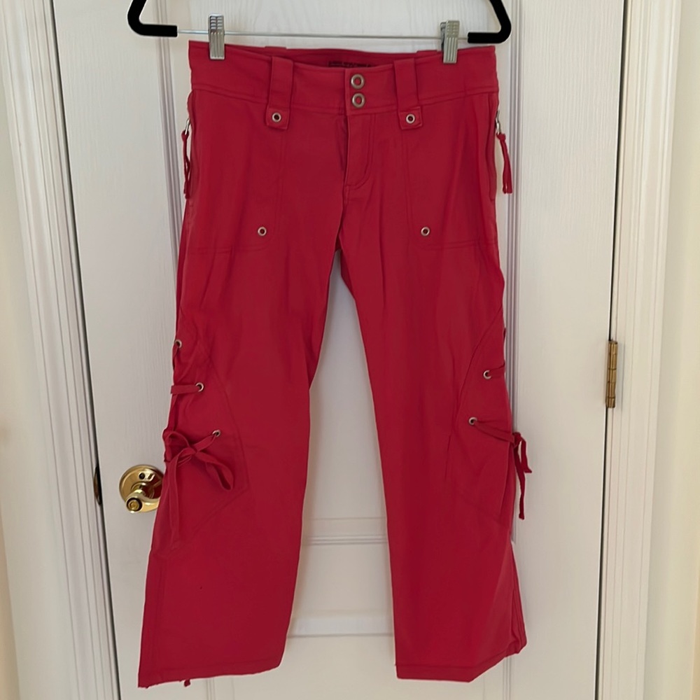 Guess hot pink capri pants